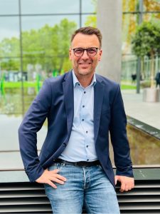 Thomas von Libre Packaging auf einer Fachmesse – Experte für nachhaltige Verpackungslösungen im persönlichen Gespräch mit Unternehmen. Messe Fachpack